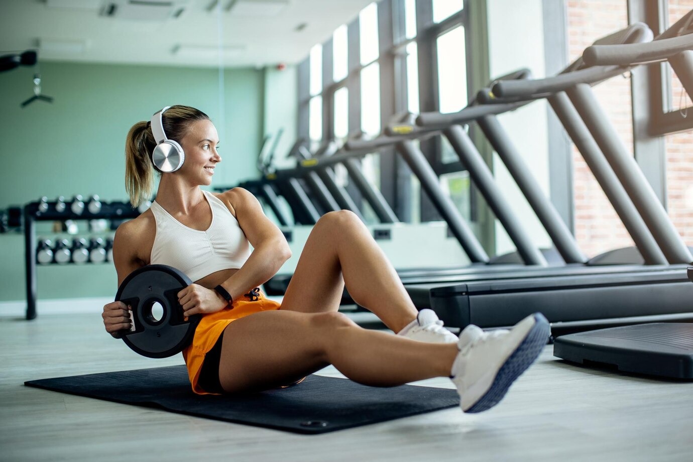 Vrouw in de sportschool